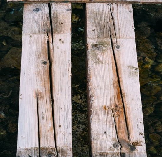 Cracked wooden planks that were not measured with a moisture meter